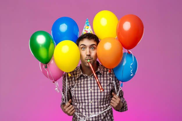 hombre con globos