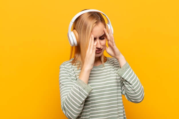 mujer escuchando música estresada