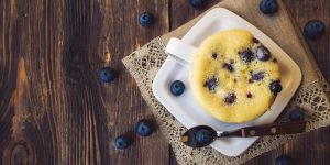 postres en taza Queque de arandanos