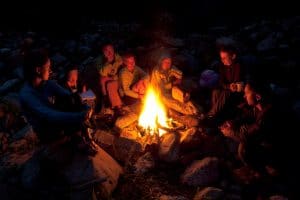 familai alrededor de una fogata en la noche