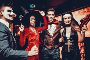 amigos bailando con disfraces de halloween