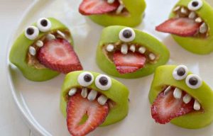 manzana cortada en forma de mounstro