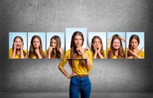 chica con diferentes pancartas que muestran sus estados de ánimo