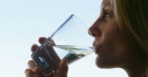 Primer plano de una mujer tomando un vaso de agua