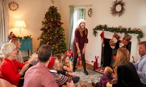 Familia jugando charadas con decoración navideña