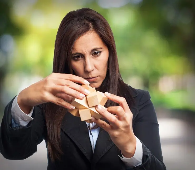 Mujer resolviendo el cubo