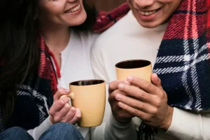 pareja tomando bebidas calientes