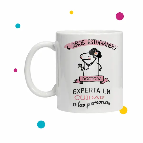Taza para doctora con muñeco flork que dice ''seis años estudiando, experta en cuidar a las personas''.