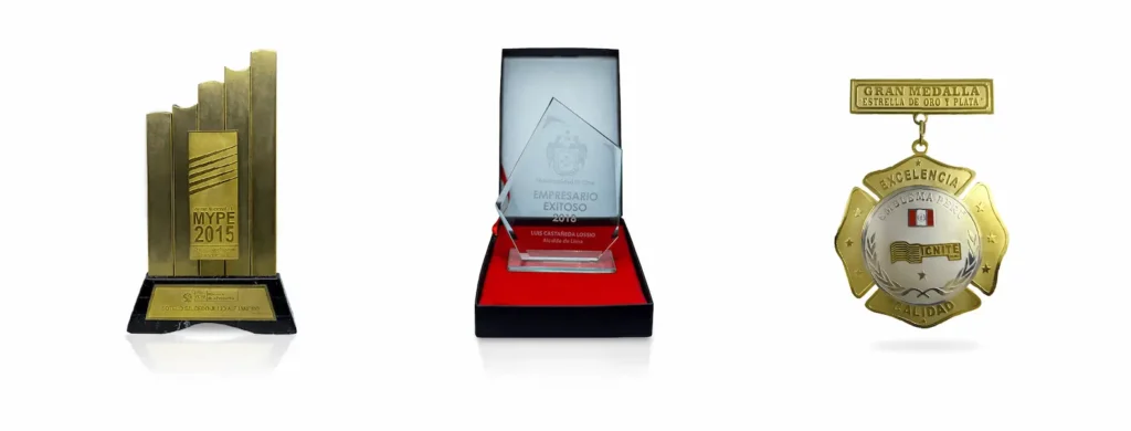 Imagen de tres premios de la marca Personalizados