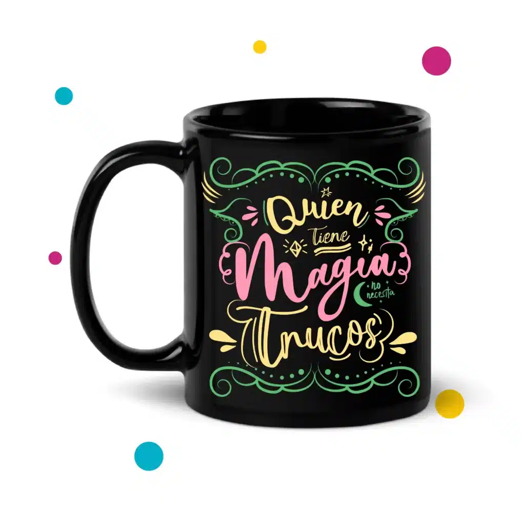 Taza de color negro con diseño de frase motivacionalen colores amarillos, verdes y rosados.