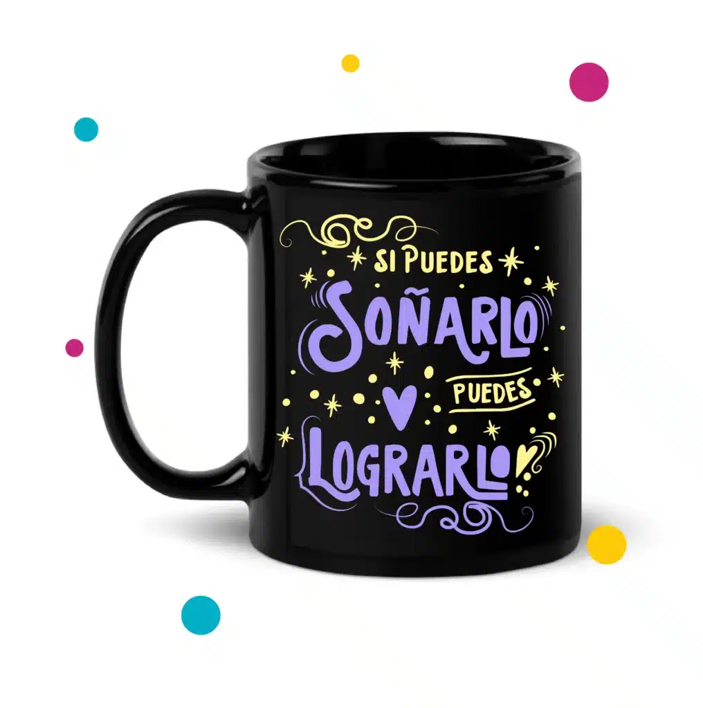 Taza de color negro con diseño de frase "Si puedes soñarlo, puedes lograrlo" en tonos morados y amarillos.