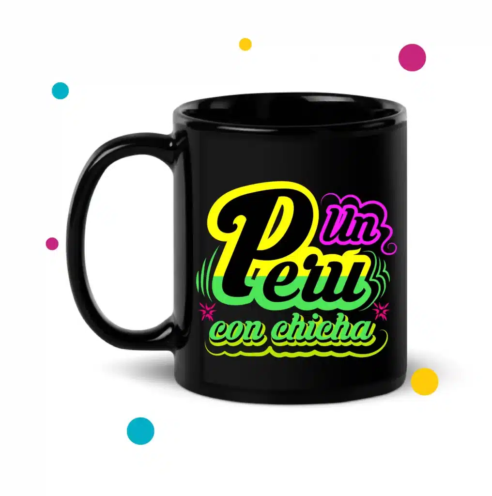 Taza de color negro con diseño de frase "Un Perú con chicha" en diversos colores.