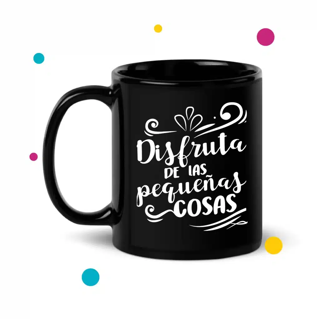 Taza de color negro con diseño de frase "Disfruta de las pequeñas cosa" en color blanco.