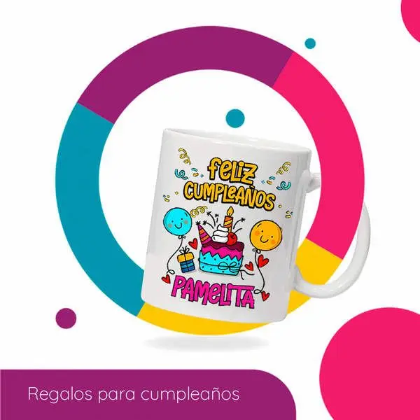 Taza de cumpleaños colorida que dice ''feliz cumpleaños Pamelita'' con carita feliz
