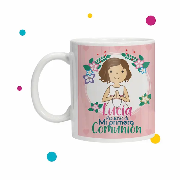 Taza con fondo rosado y dibujo de niña que dice ''Mi recuerdo de primera comunión''.