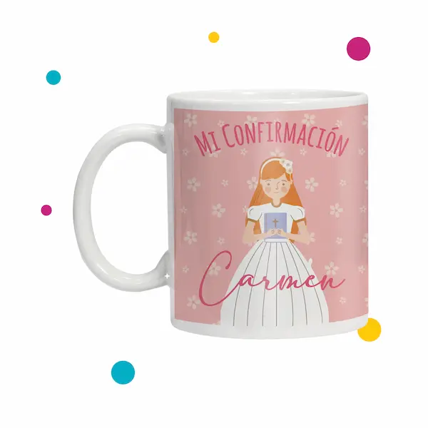Taza con dibujo de niña con vestido blanco y fondo rosado que dice ''mi confirmación Carmen''.