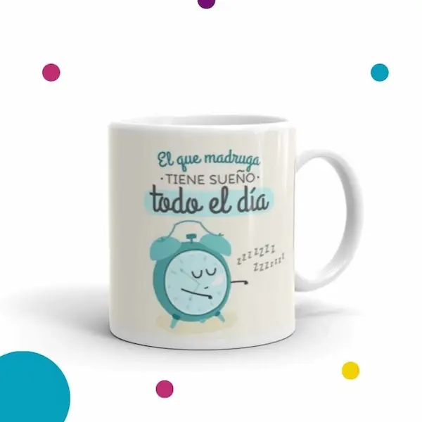 Taza con dibujo de reloj durmiendo y frase que dice ''el que madruga, tiene sueño todo el día''