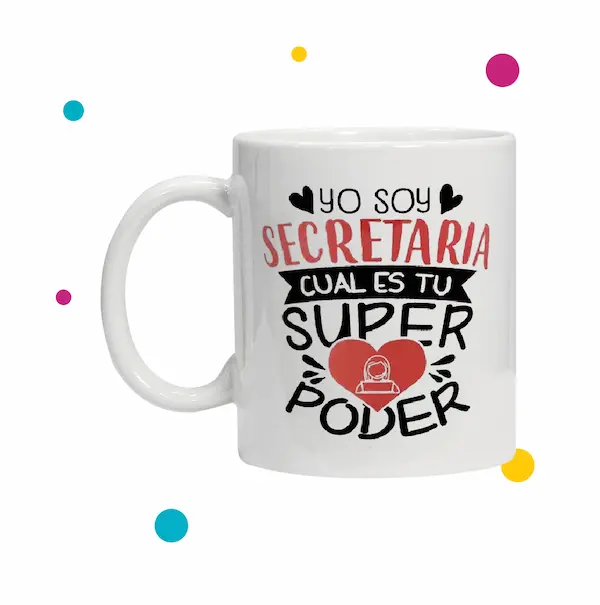Taza con letras rojas y negras que dice ''yo soy secretaria, cual es tu super poder''