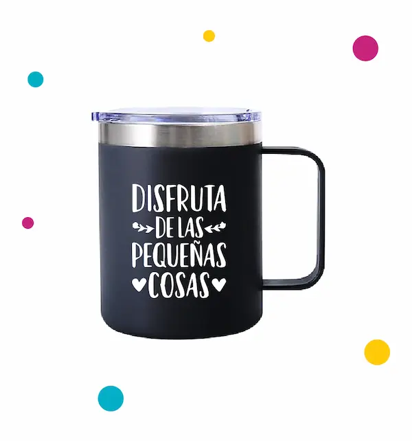 Taza termica negra con linda frase en blanco que dice ''disfruta de las pequeñas cosas''
