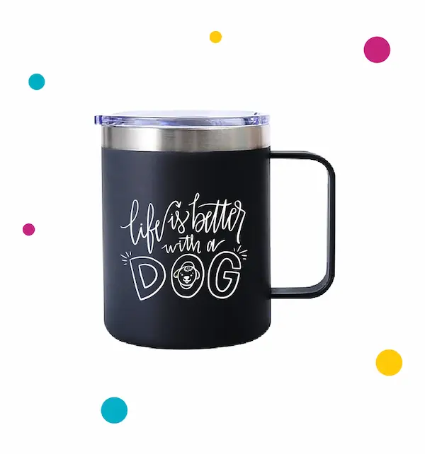 Taza termica color negro con dibujo de perrito y frase que dice ''life is better with a dog''
